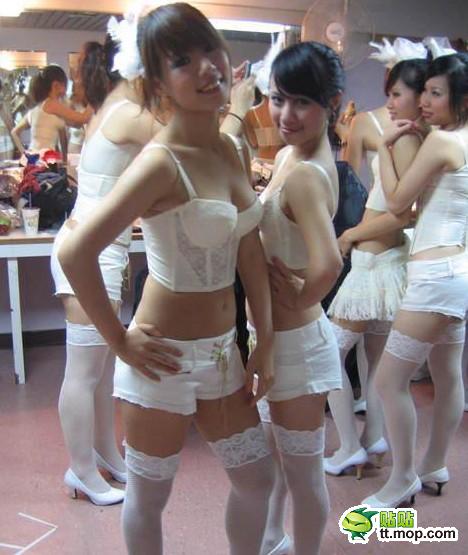 演出后台束胸美女 太放纵了吧！