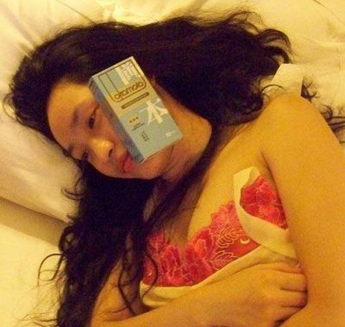 女白领周末居家疯狂大胆玩自拍（图）