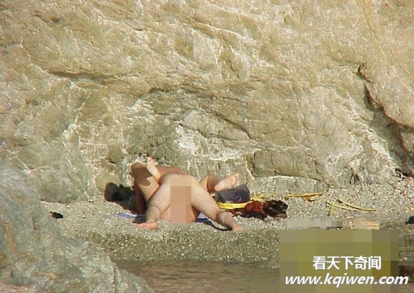 崖壁下一对全裸男女销魂打野战被人拍摄直播(组图)
